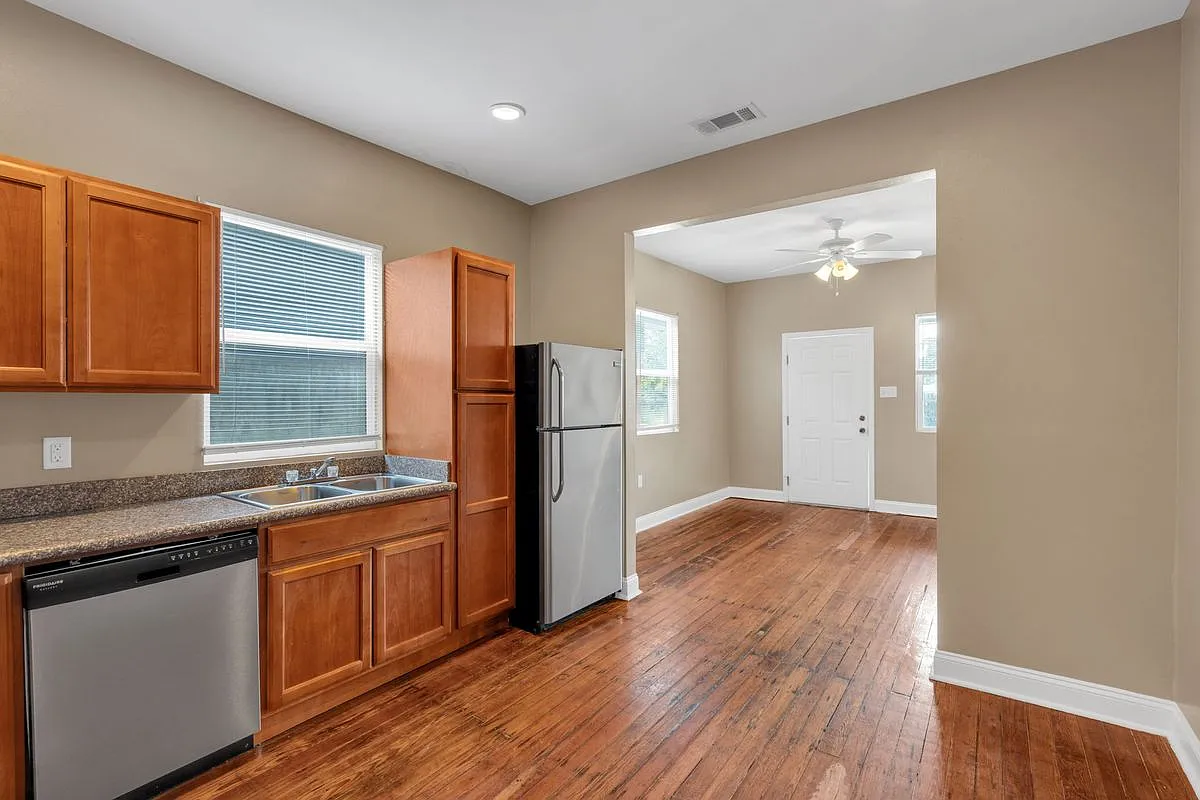 2 bed, 1.0 bath, 672 sqft, $1,300 — Photo 3