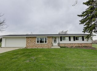 206 S River Rd, West Bend, WI 53095