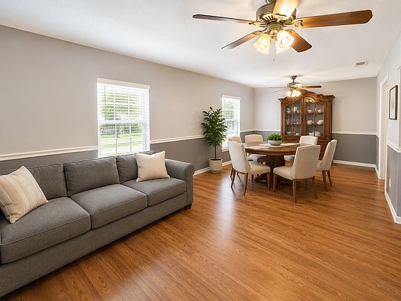 4th image of 2304 Chinaberry Dr