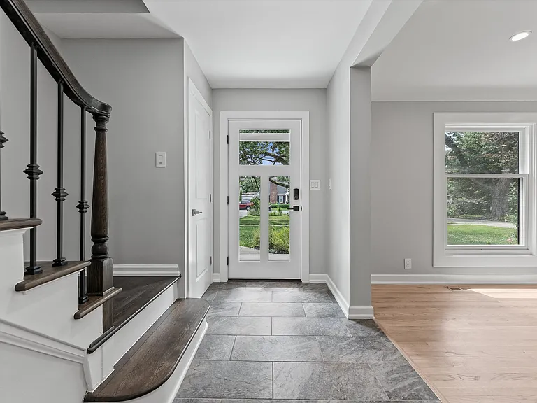 1054 Saxon Dr — Photo 3