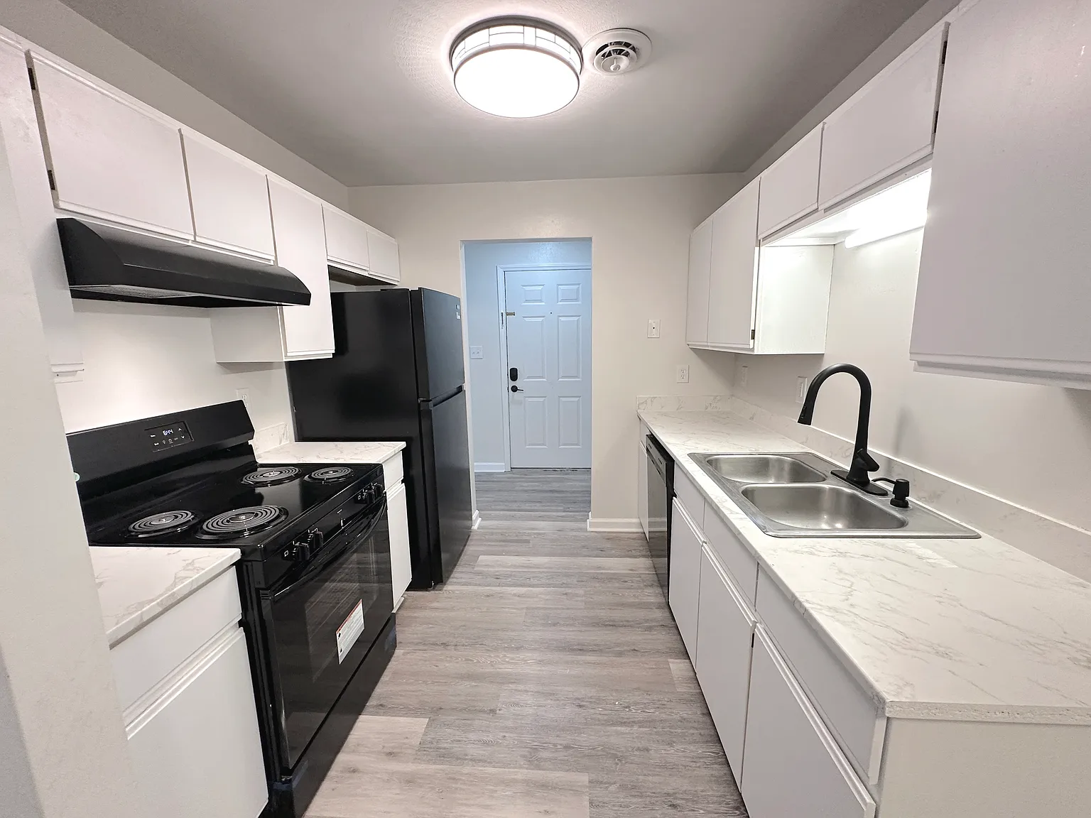 2 bed, 1.5 bath, 1005 sqft, $1,335 — Photo 2