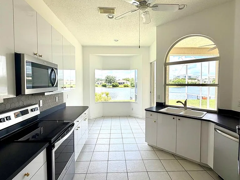 702 SW Aruba Bay — Photo 7
