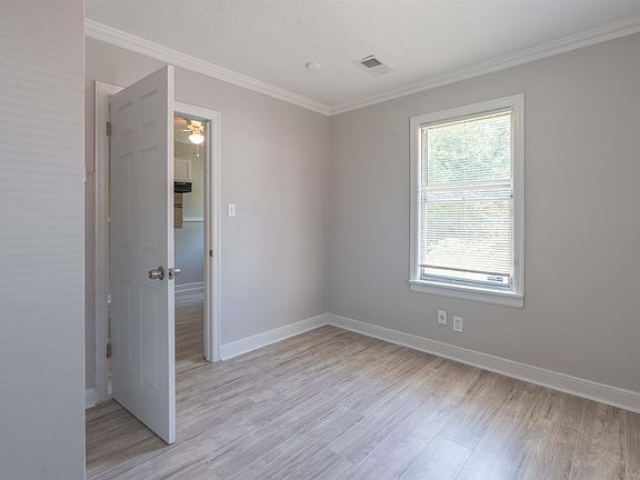 3rd image of 1009 McEvers Rd