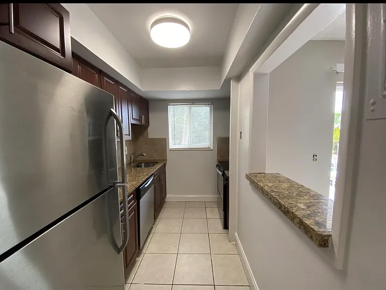 425 NE 7th Ave #3 — Photo 8