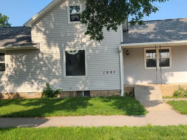 1007 N Main St, Wood River, NE 68883