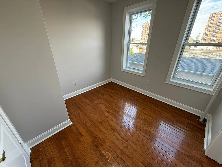 5712 Hudson Ave #10E — Photo 7