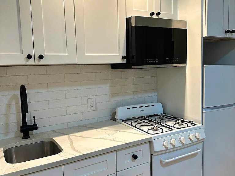 326 W 47th St #1B — Photo 6