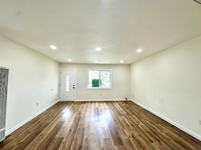 2230 S Grand Ave — Photo 7
