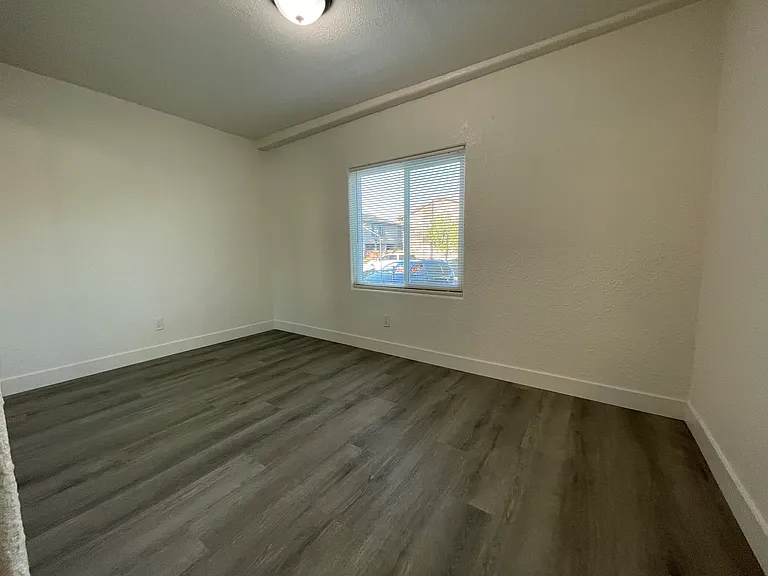 1823 Gardenia Ave #B — Photo 15