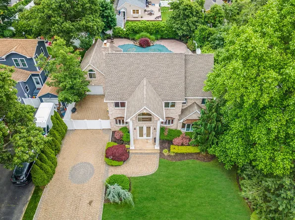 53 Pequot Lane, East Islip, NY 11730