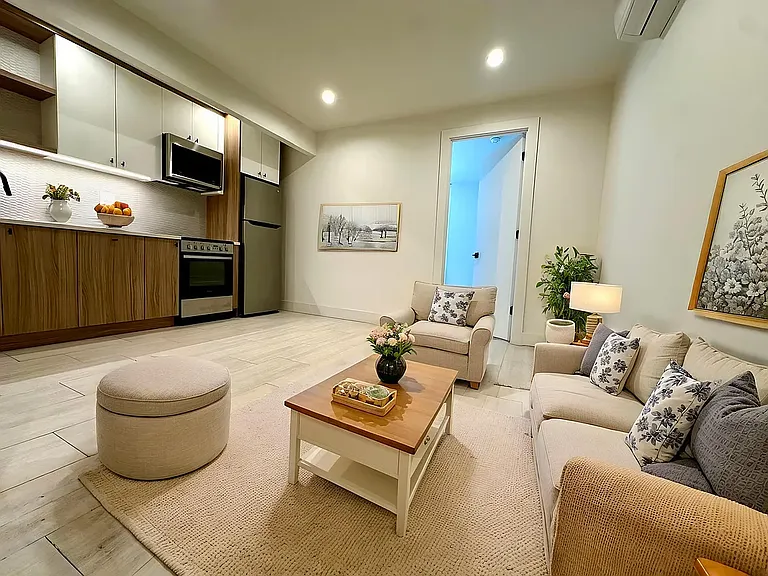 1554 New York Ave #1B — Photo 2