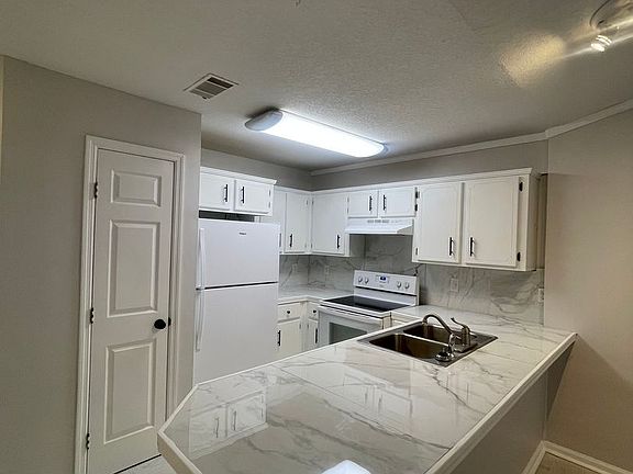 4th image of 121 Leeswood Cir