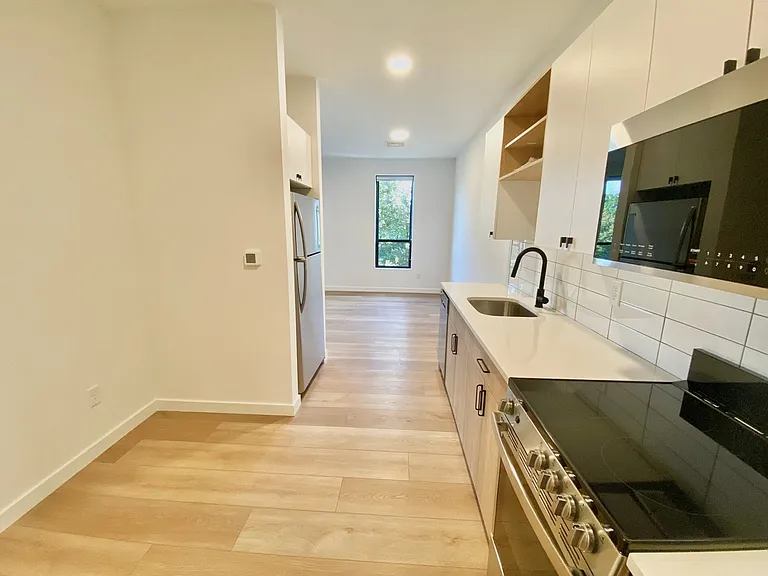 104 Howe St — Photo 24
