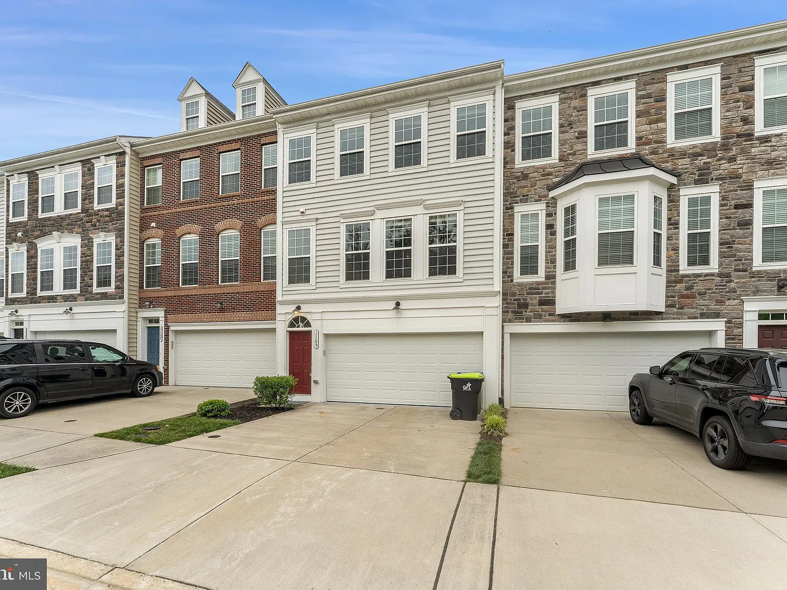 3 bed, 3.5 bath, 2356 sqft, $2,800 — Photo 3