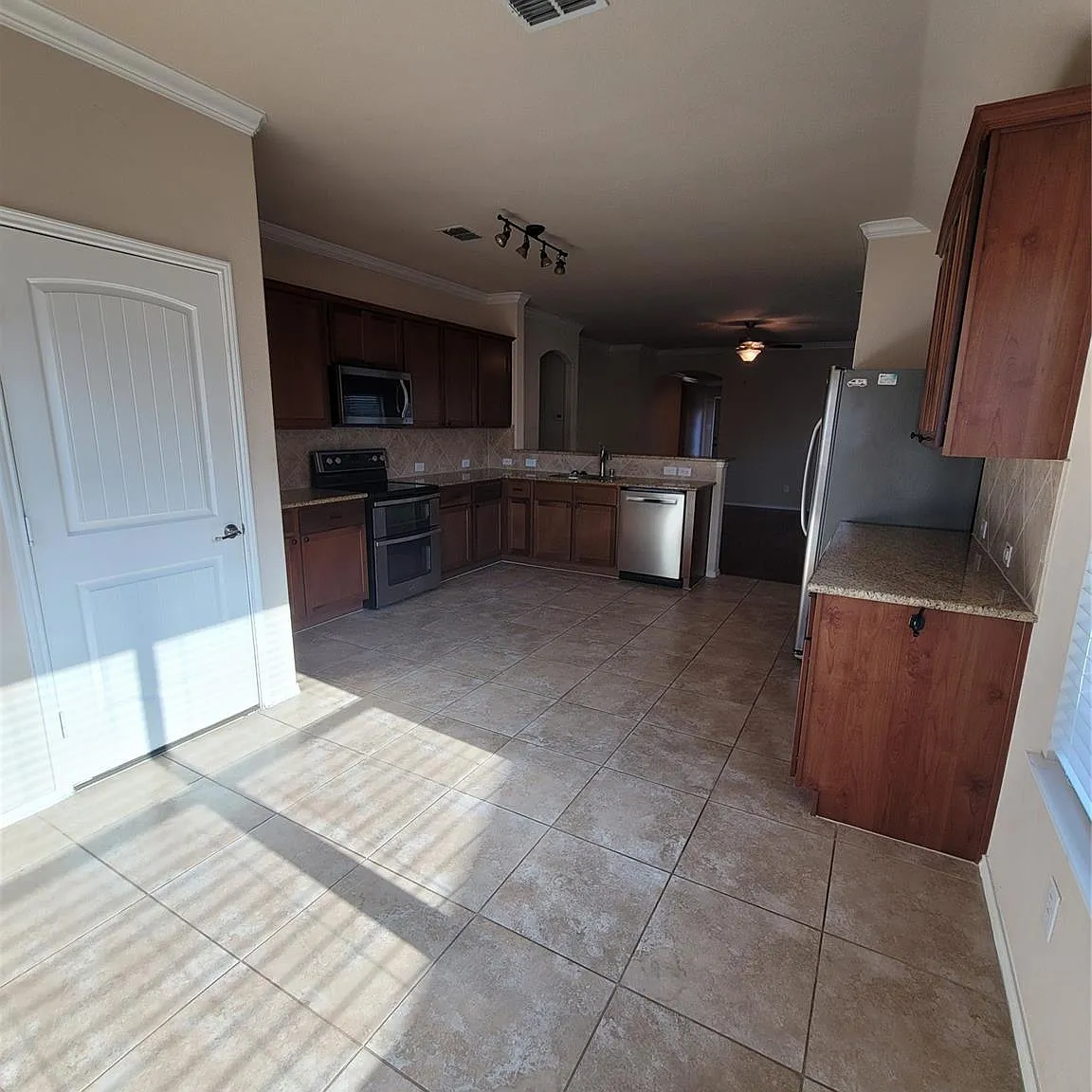 4 bed, 1557 sqft, $1,950 — Photo 2