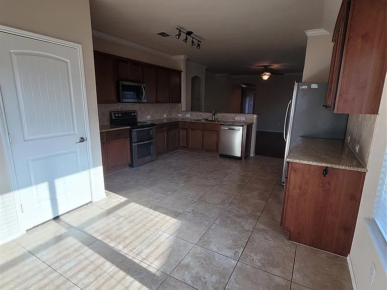 8913 Eastwood Ave — Photo 2