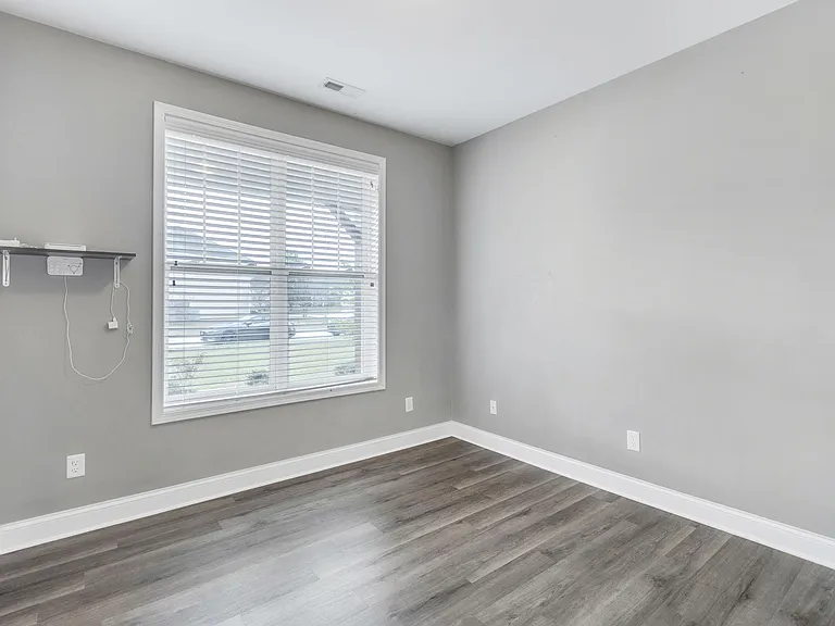 127 Ganton Dr — Photo 6