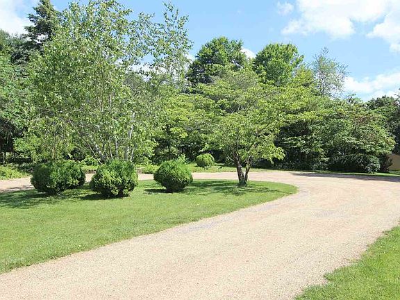 4th image of 9145 Fox Hill Dr