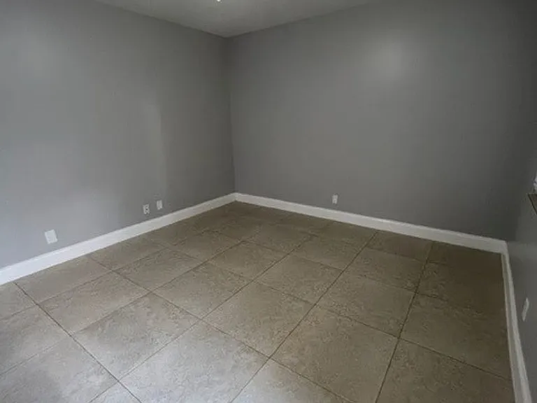 2640 NE 8th Ave — Photo 37
