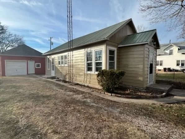 105 S Raub Ave, Donovan, IL 60931