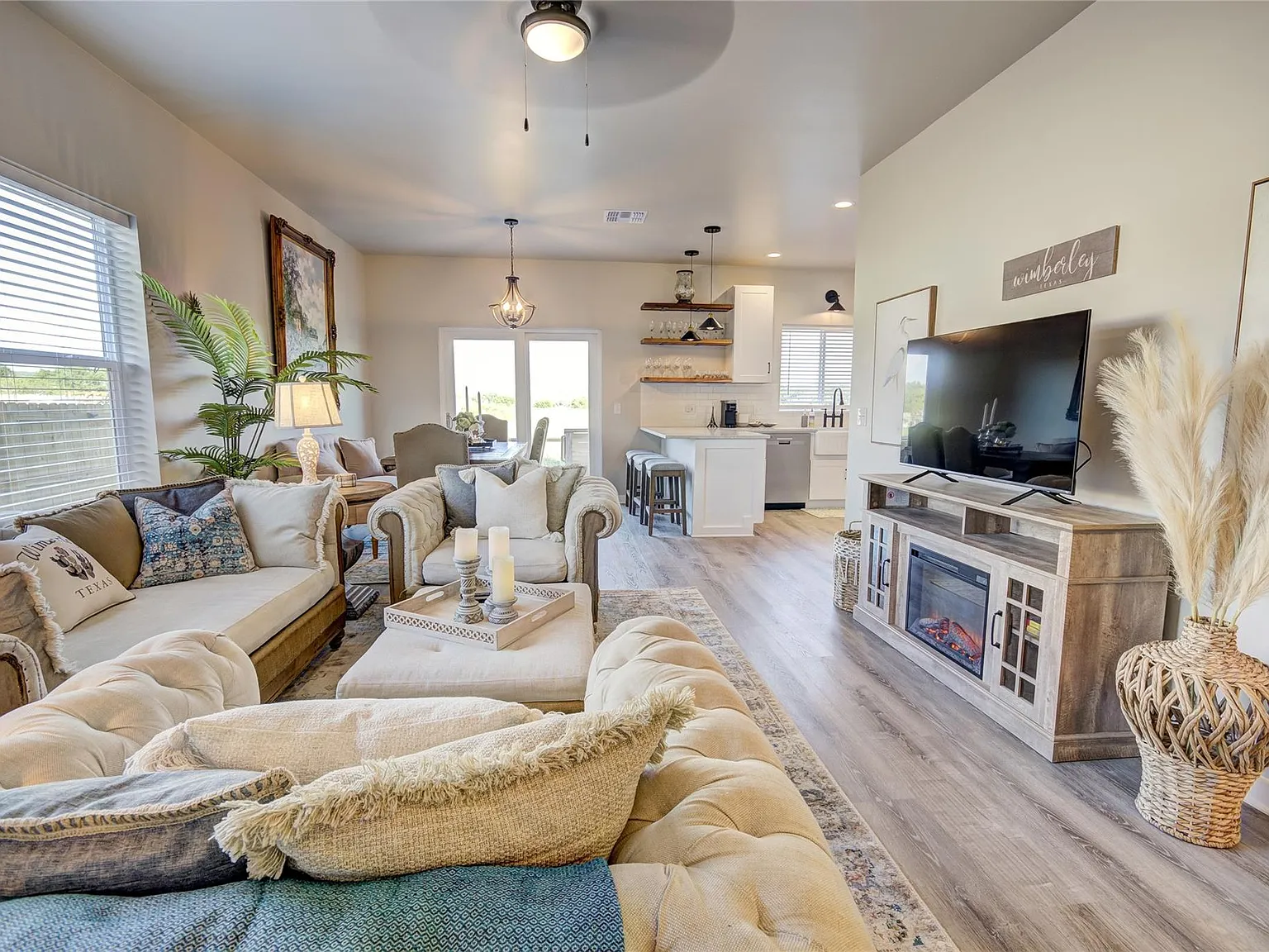 3 bed, 2.0 bath, 1202 sqft, $2,300 — Photo 3
