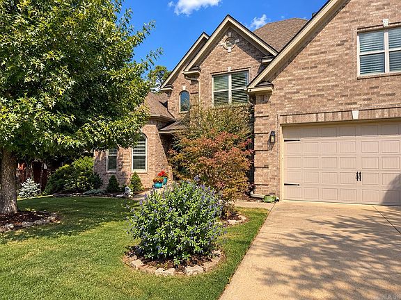 2nd image of 32 Tournay Cir
