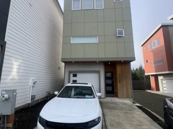 9025 NE Hoyt St, Portland, OR 97220