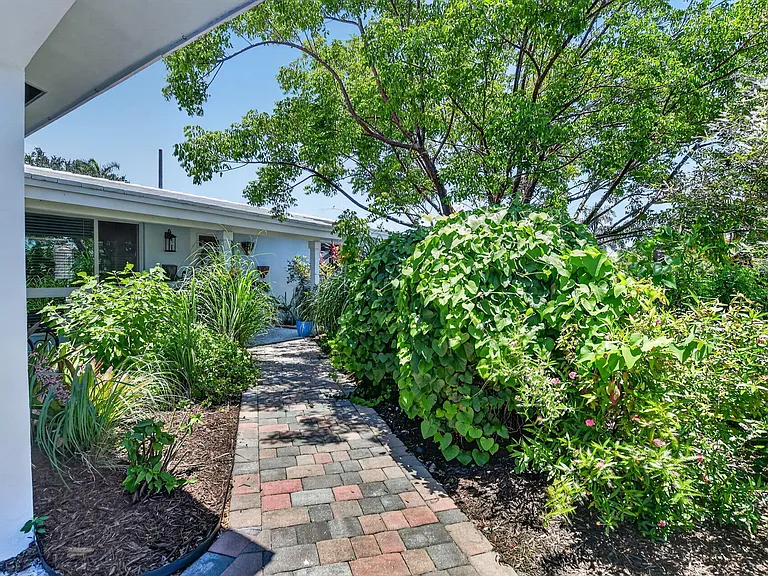 807 SW 3rd St — Photo 4