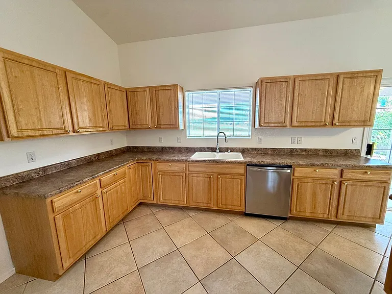 660 Country Club Dr — Photo 16