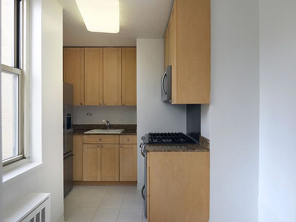 4th image of 154 E 29th St #610