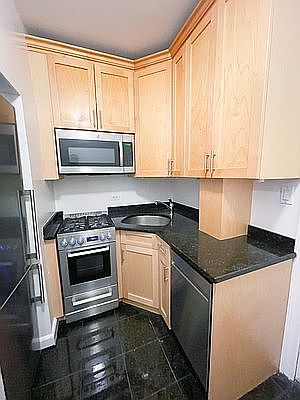 4th image of 152 E 84th St APT 2L