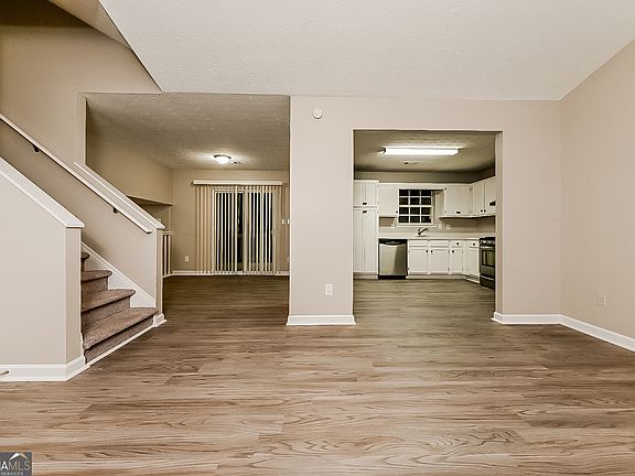 5th image of 60 Woodside Ct