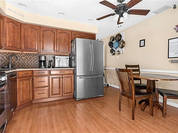 4th image of 131 Crossfield Ave