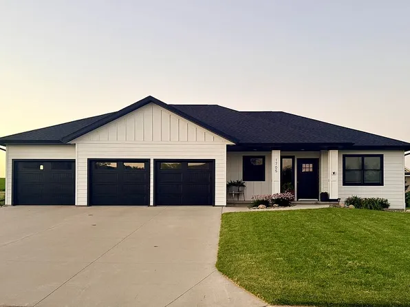 1705 2nd St NE, Orange City, IA 51041
