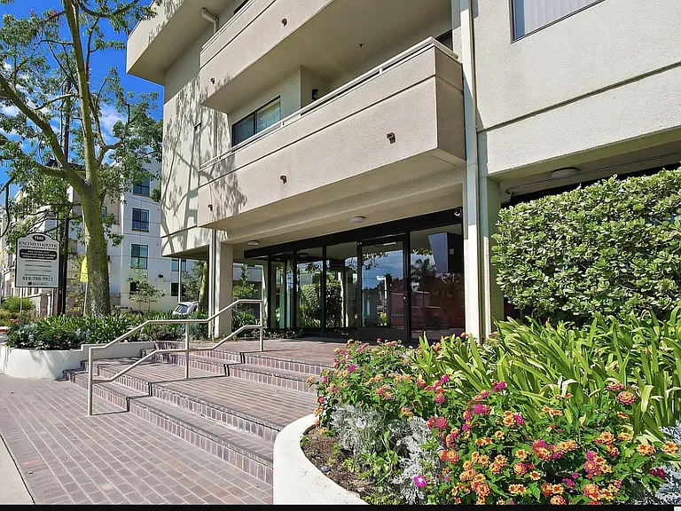Encino Majestic — Photo 25