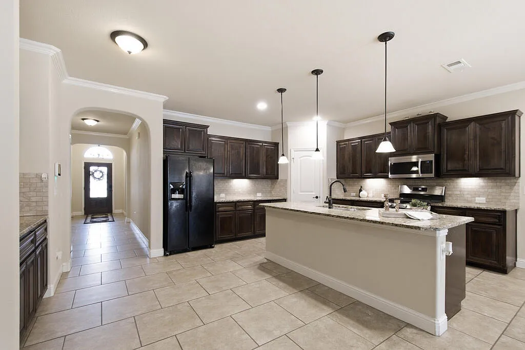 4 bed, 2.0 bath, 2034 sqft, $3,000 — Photo 4