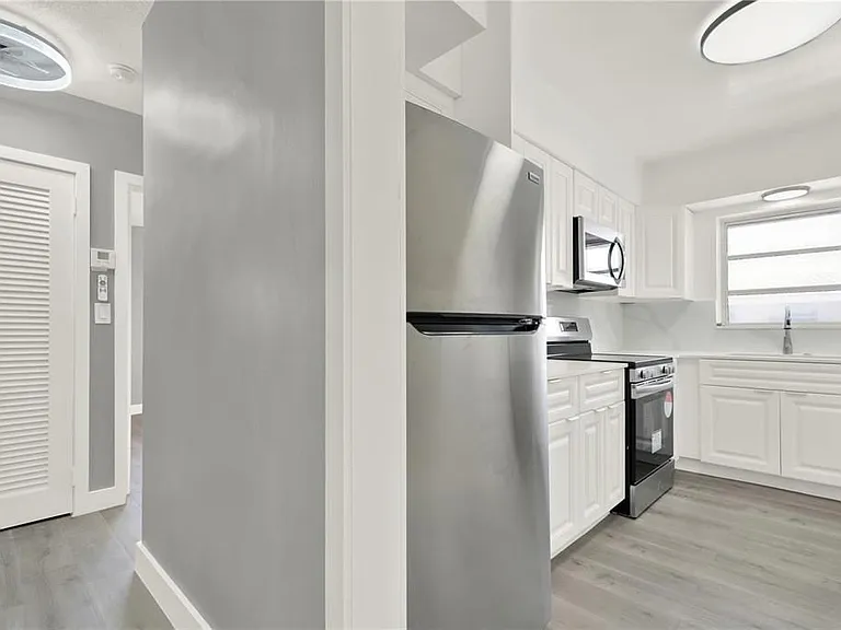 2864 NE 32nd St #7 — Photo 11
