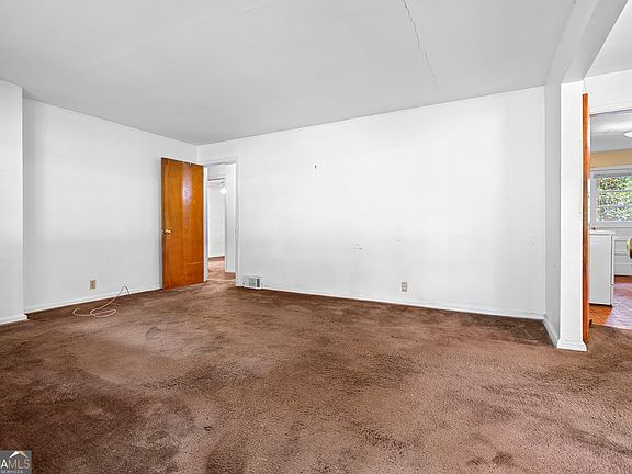 4th image of 2592 Woodridge Dr