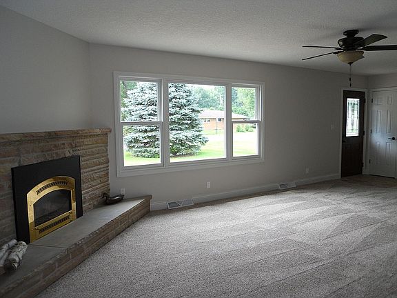  Living Room w/Gas Fireplace