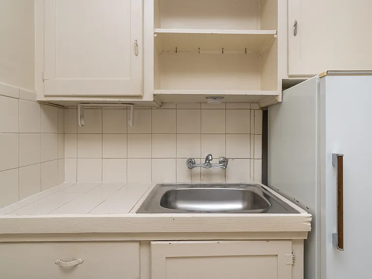Regina Apartments — Photo 10