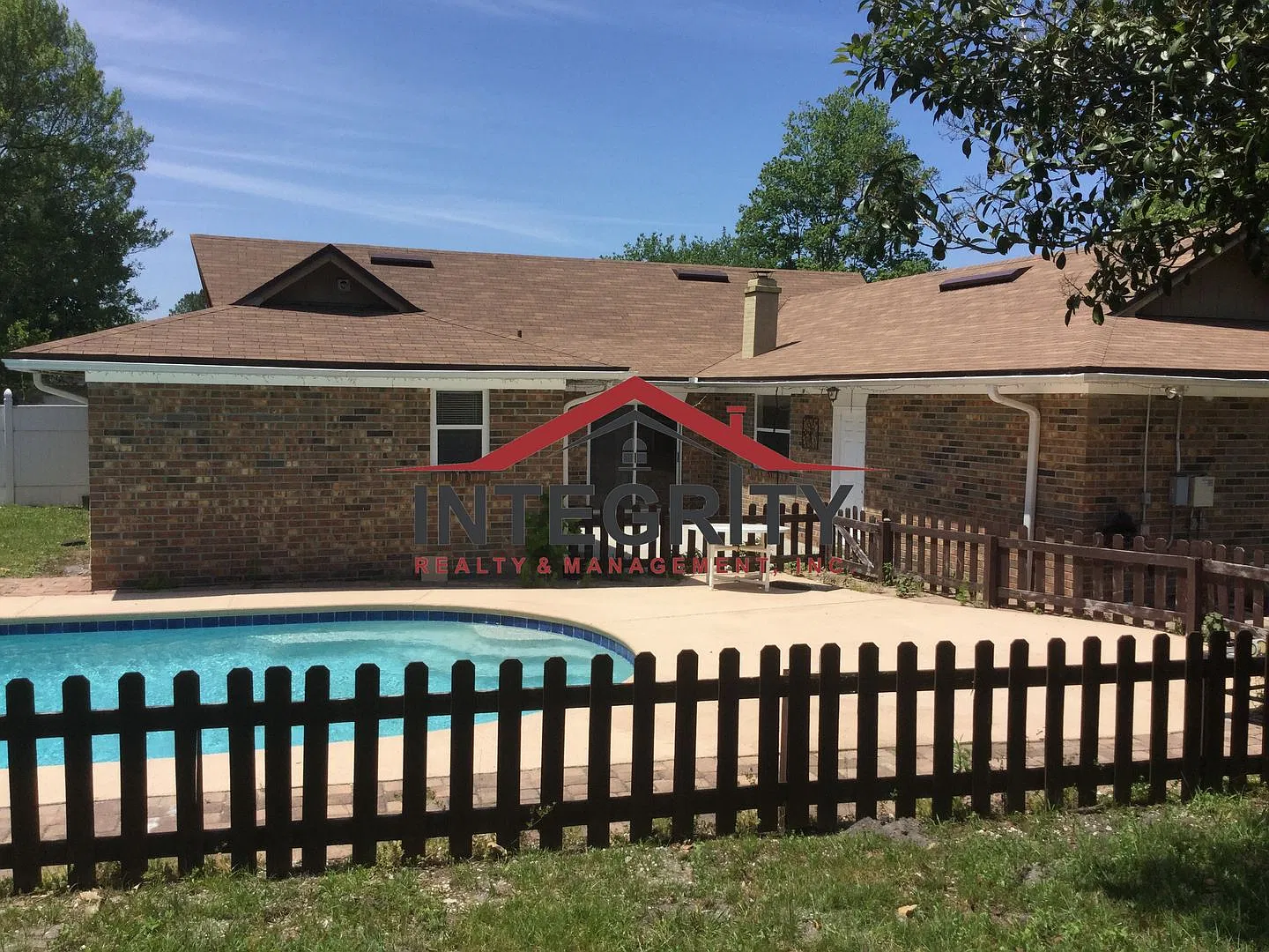 Quiet neighborhood and your own pool — Photo 2