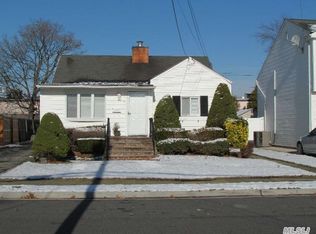14 Alice St, Merrick, NY 11566