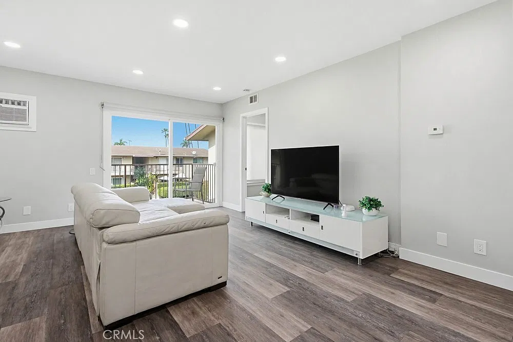 2 bed, 876 sqft, $3,000 — Photo 4