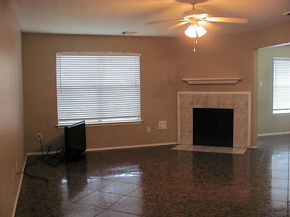 2nd image of 826 Oak West Dr