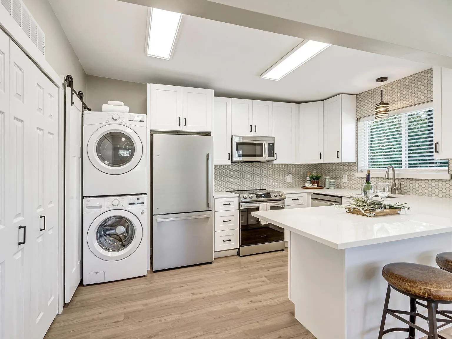2 bed, 850 sqft, $1,800 — Photo 1