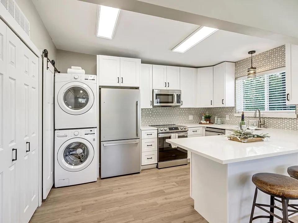 851 E Fairmont Cir #3