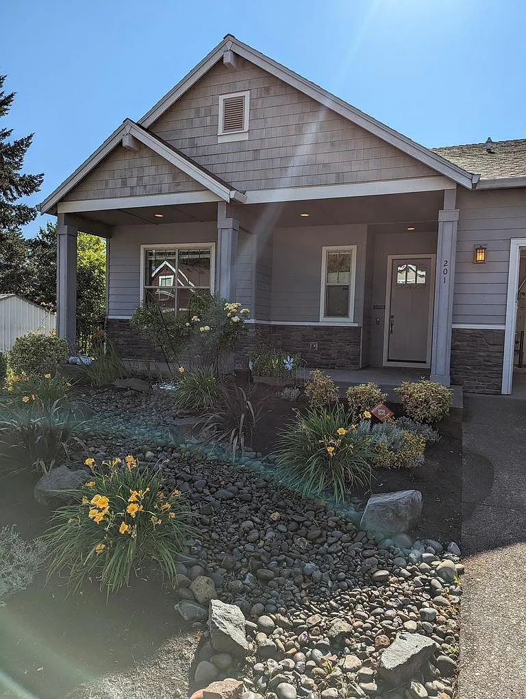 3 bed, 2010 sqft, $2,945 — Photo 2