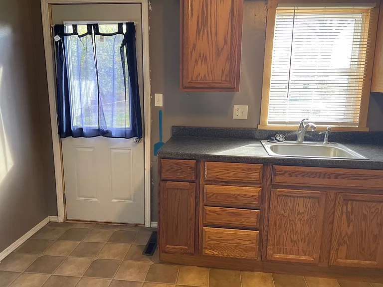 609 W Franklin St — Photo 2