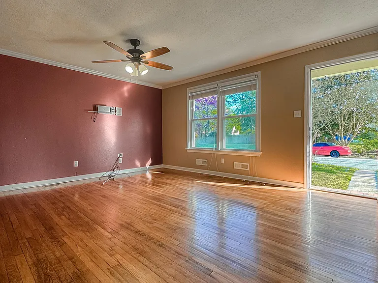 1346 Tallwood St — Photo 3