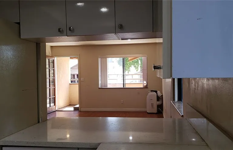 415 W Stocker St #102 — Photo 6